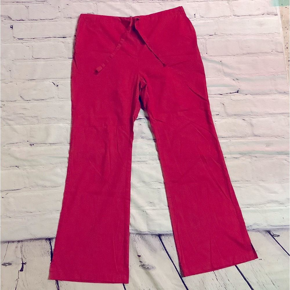 CHERRY SCRUBS. 3 POCKETS. SIZE MEDIUM.